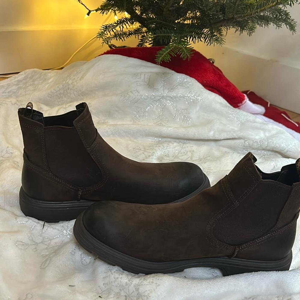 Men’s size 11 Ugg leather boots